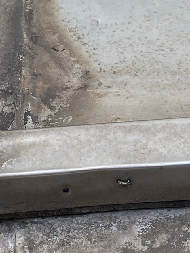 北区で釘穴がある板金