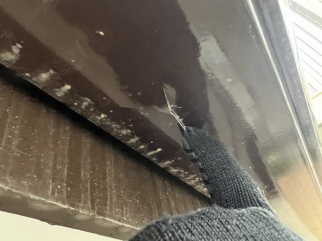 久喜市で以前横暖ルーフカバー工法を施工したお客様に今回雹害で雨樋が破損し火災保険申請しました