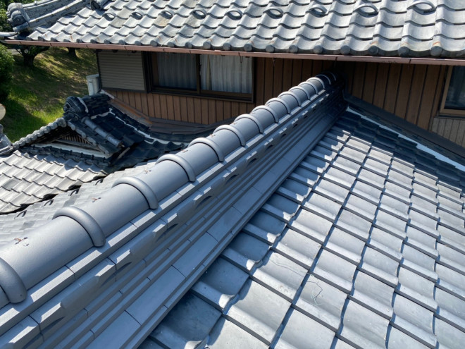 日本瓦の棟部を積み直した