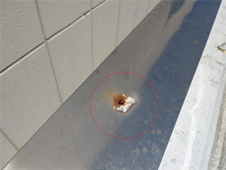 笠木の錆と穴あき