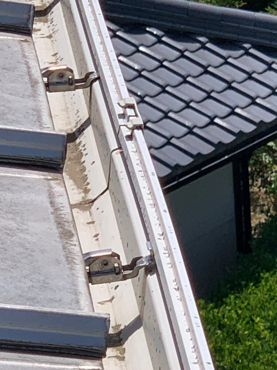 守山区で雨樋の金具が外れている様子