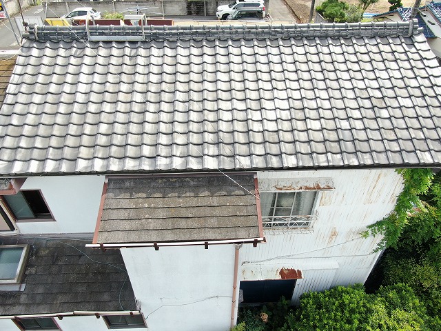 屋根瓦の様子。現状、瓦に割れやズレや見られません。