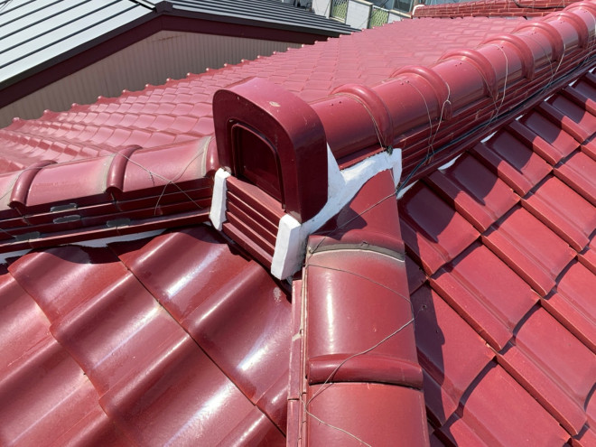 名古屋市港区浜にて日本瓦の棟部分から雨漏り　漆喰の厚塗りやのし瓦の角度が原因