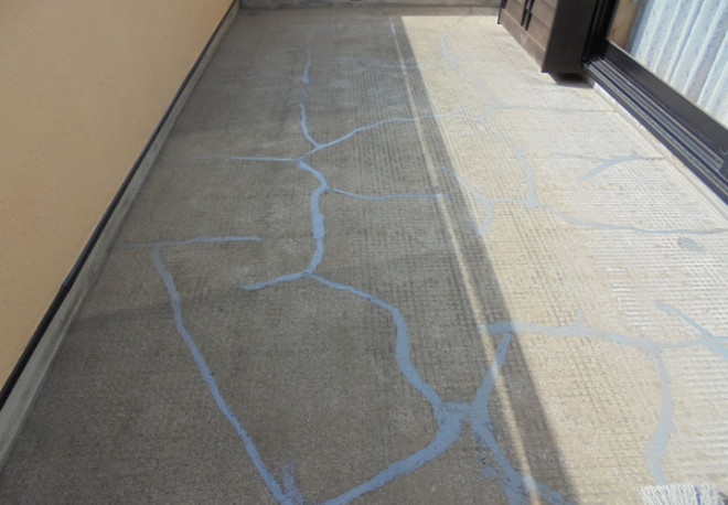 ベランダのひび割れの様子