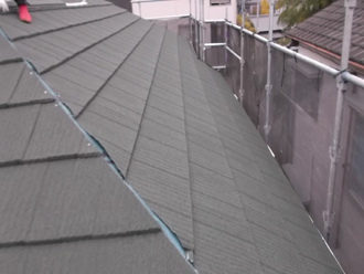 垂木を中心にエコグラーニを固定していきます