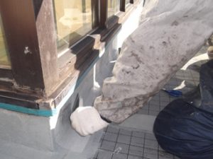 立ち上がり部分にもクロスを貼ります