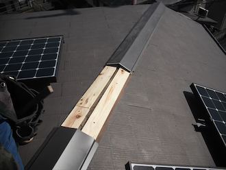 貫板ぬ上から棟板金を被せる