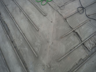 葺き替え工事に不必要な瓦を撤去した屋根