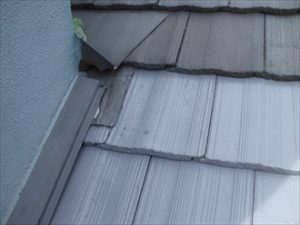 入手したモニエル瓦の色がまばらだった為事前に塗装で均一に揃えました