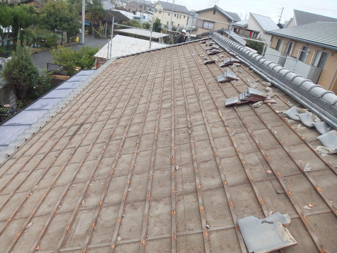 瓦をめくった状態