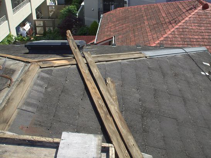 屋根葺き替え工事　棟板金撤去