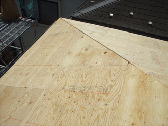 屋根葺き替え工事　野地板増しばり