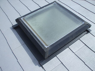 川崎市幸区小向西町で天窓付近の雨漏り改善のためコロニアル遮熱グラッサで屋根葺き替え工事