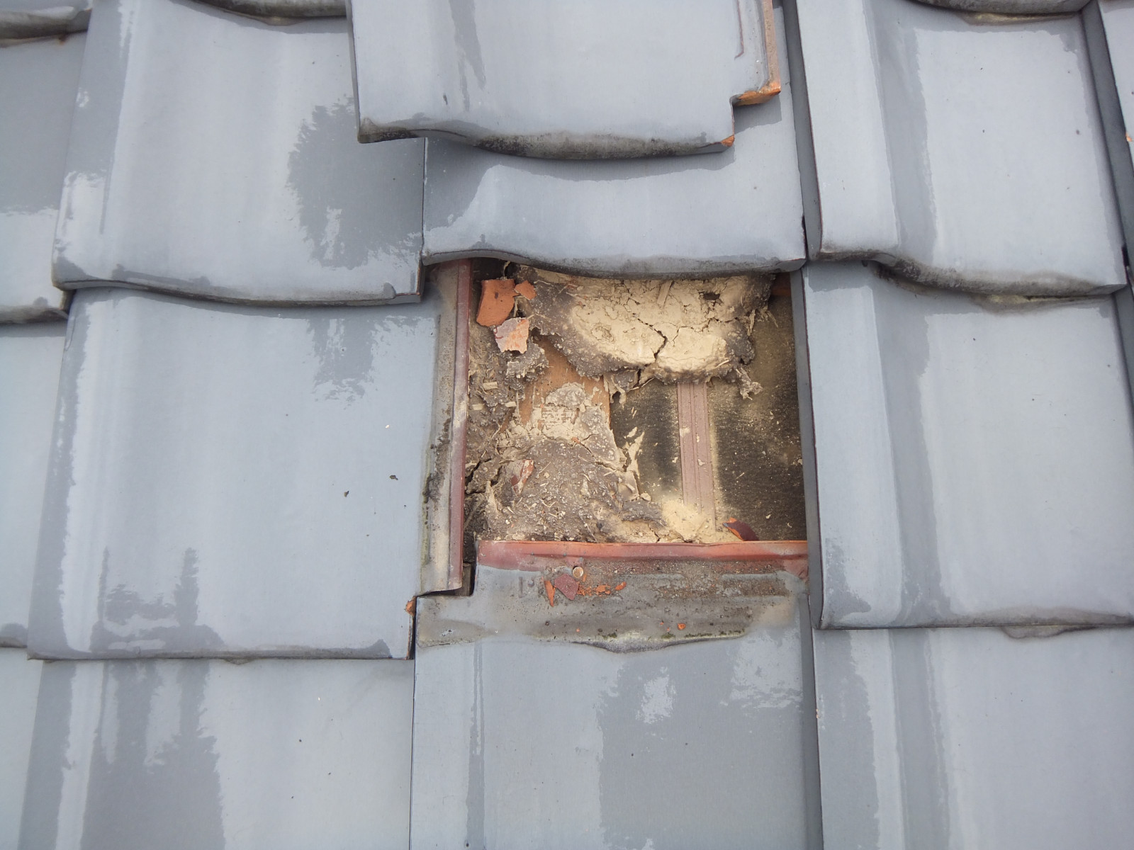 守山区の日本瓦の下地に瓦土が入っている様子