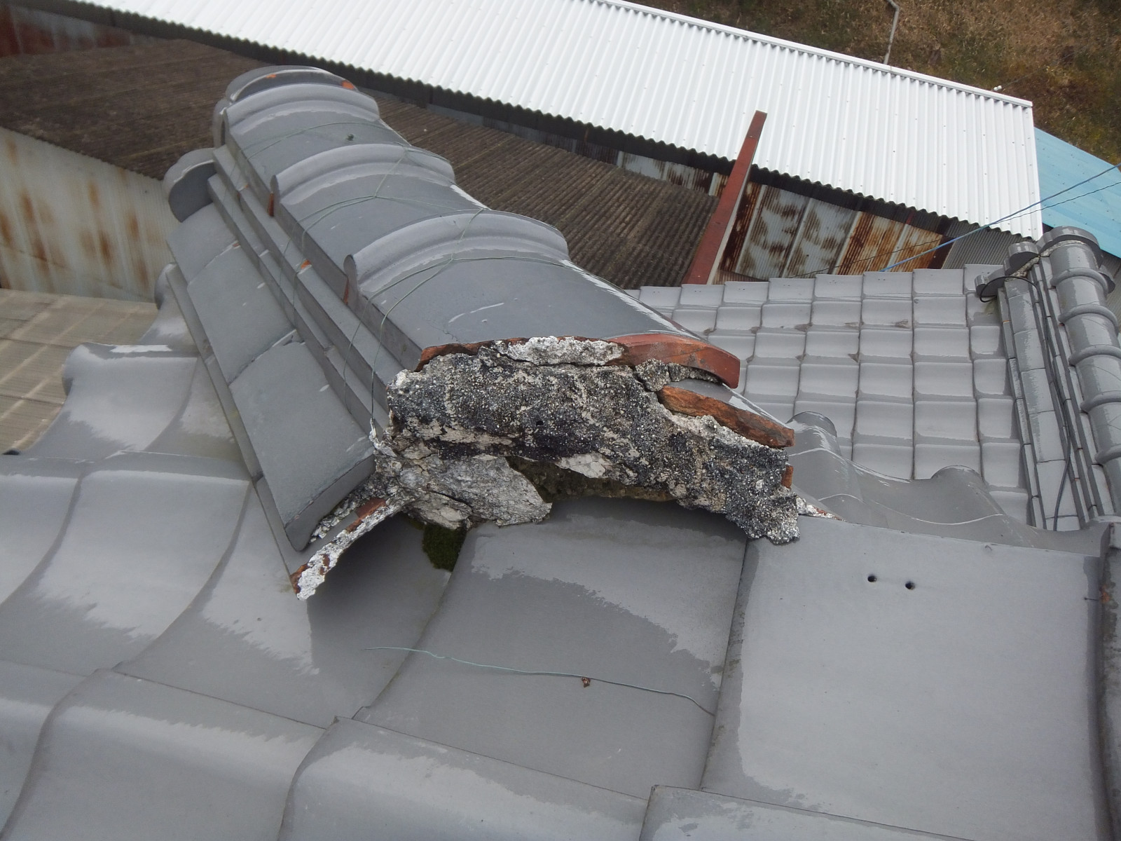 守山区の棟漆喰劣化