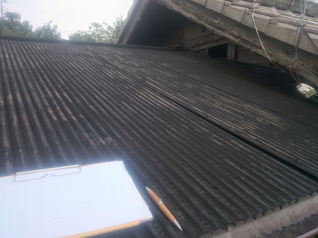汚れたトタン屋根