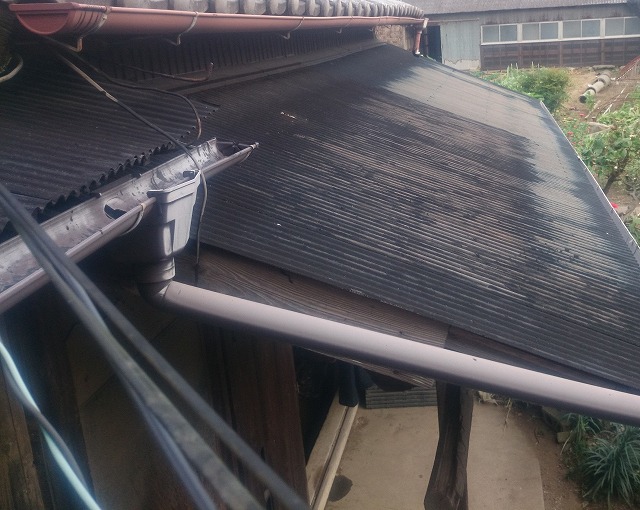汚れのあるトタン屋根
