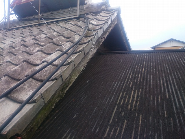 トタン屋根と瓦