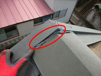 シーリングの劣化した棟板金の継ぎ目