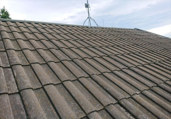 厚木市愛甲西ではセメント瓦屋根に雨漏りが発生、今後のプランを踏まえて葺き替え工事をご提案