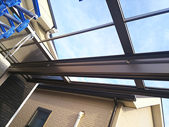 吹田市佐竹台、強風で剥がれたベランダのポリカ屋根は火災保険で修理できます