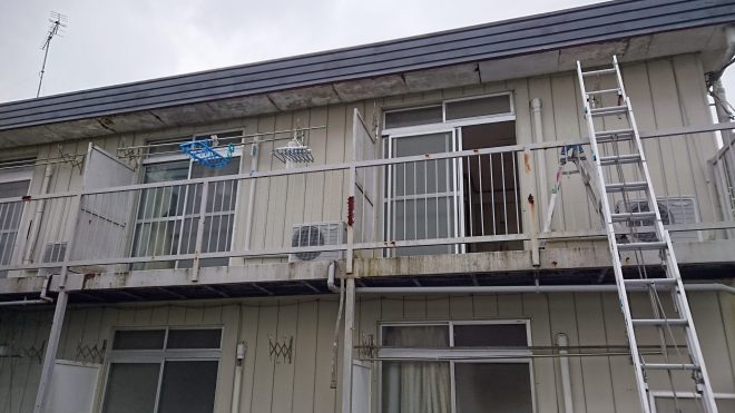 折板屋根を使用したアパートの外観