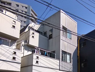 招き屋根と差し掛け屋根の複合タイプ
