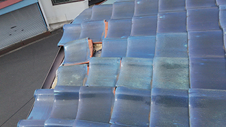 外れて落下した瓦