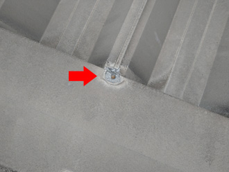 折板屋根の溶接箇所から雨漏り