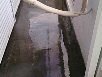 洗浄を行い、不陸調整をモルタルにて実施