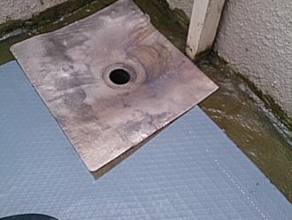 ゴムハンマーを使用して床面にフィットさせます