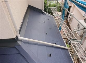 スーパーガルテクトを使用した下屋根葺き替え工事で雨漏りを改善