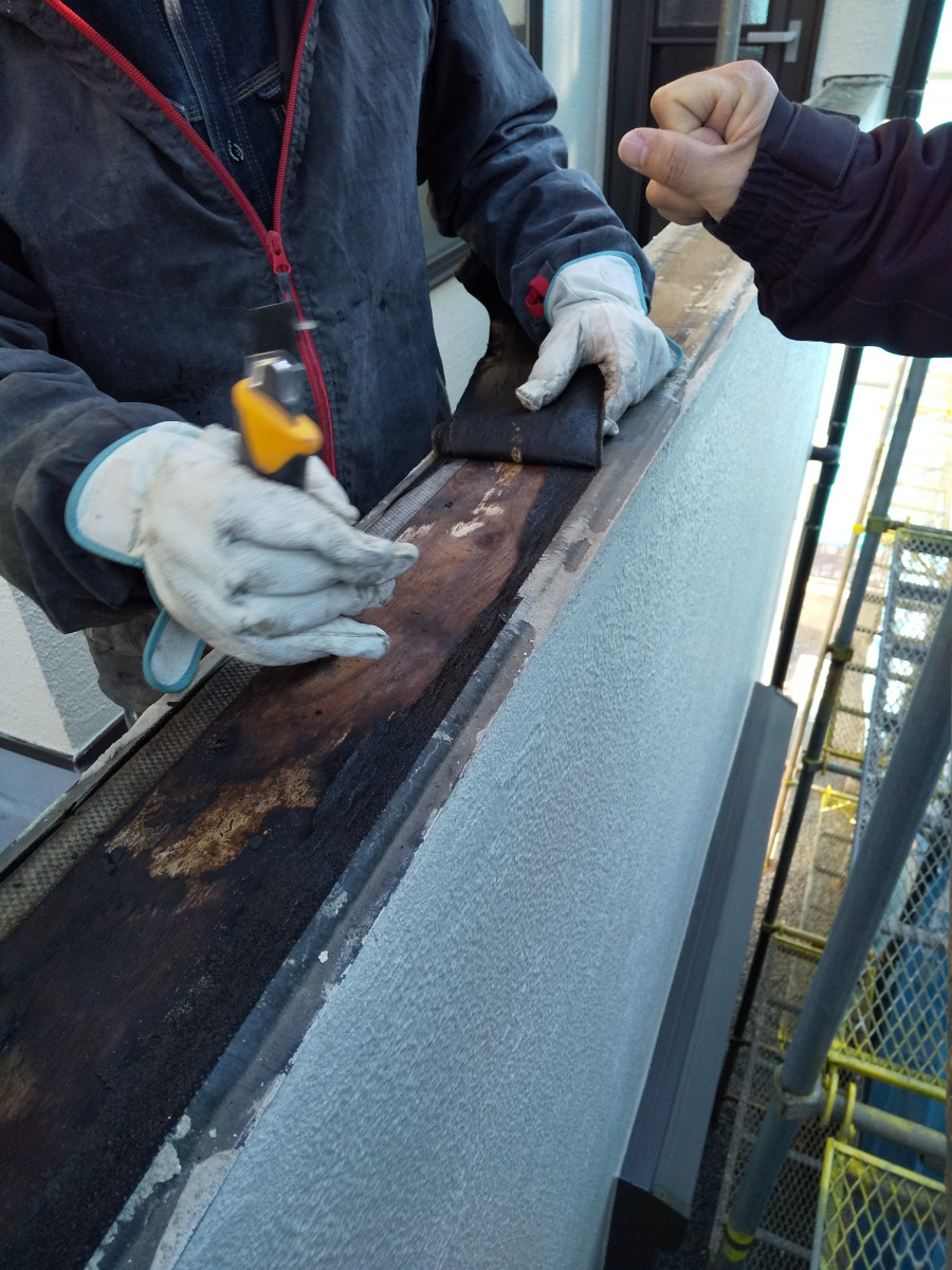 沼津市 ベランダの笠木からの雨水侵入により 室内の複数窓より雨漏り発生