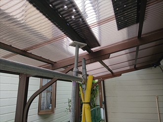ポリカ波板の下から梁に支えとなるパイプを設置