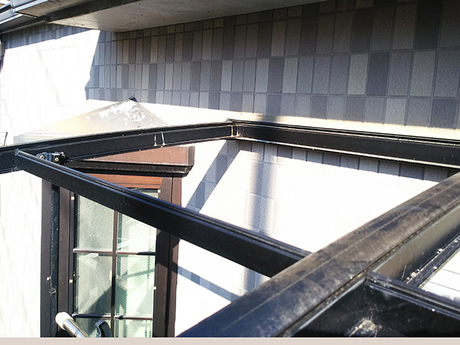 吹田市千里山東の３階建て住宅ベランダ屋根飛散、早めの補修で雨漏り予防！