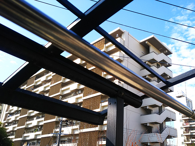 ポリカ平板が外れたベランダ屋根