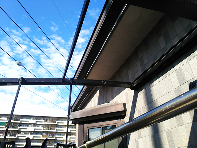 外れたベランダ屋根