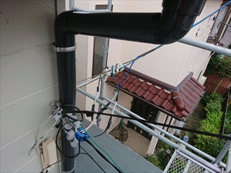 竪樋を取り付けます