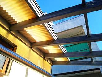 吹田市で雨の降りこみ・浸入予防、ベランダ屋根をポリカで新設