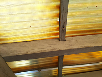 劣化した塩ビ波板