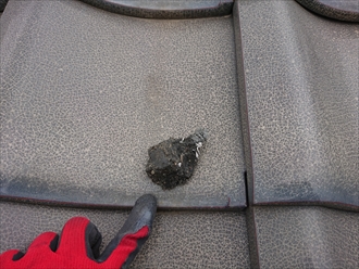 棟瓦の土台に使用されたセメントの破片