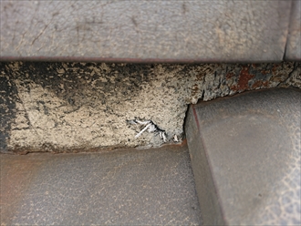 棟の土台に使われたセメントが劣化している様子