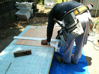 軒天材をカット