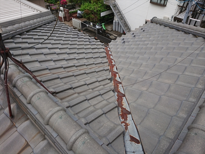 横須賀市岩戸で瓦屋根の棟が傷み谷板金に錆びが発生、雨漏りしそうな状態でした