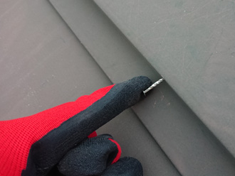 棟板金の固定用の釘が浮いている