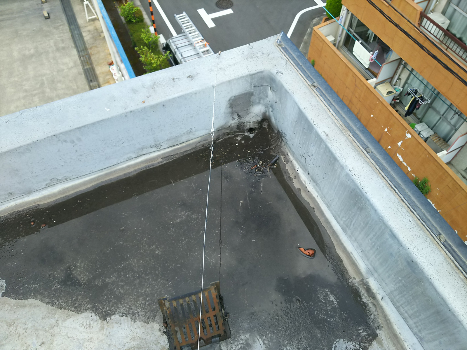 排水口周りにできた水溜まり