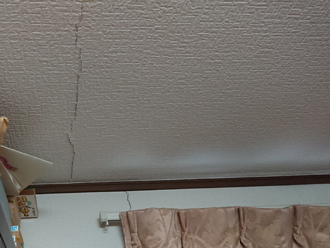 天井と壁のクロスにひび