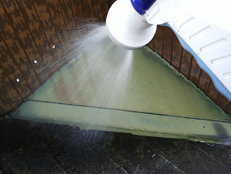 雨漏りしている屋根の散水試験　水を流す