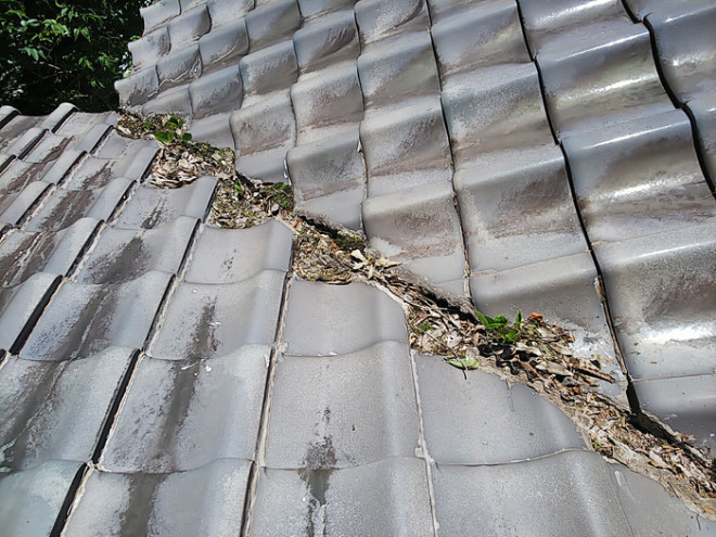 谷板金が詰まって雨漏りしている