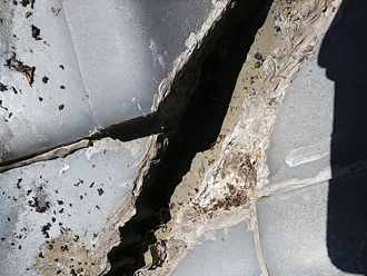 相模原市南区麻溝台で瓦屋根の雨漏り調査から谷板金のつまり撤去